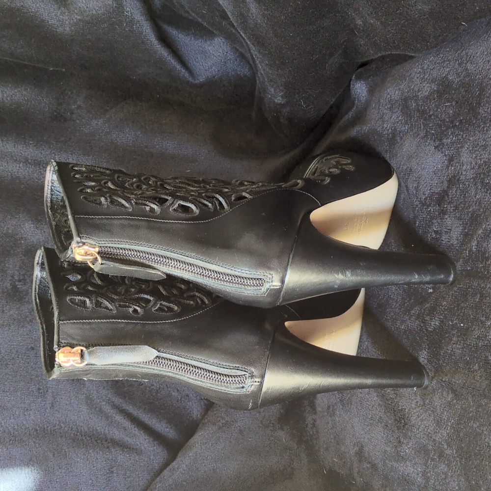 Valentino Garavani Leather Floral Laser Cut Block Heel Ankle Booties Sz 39 EU - Picture 3 of 8